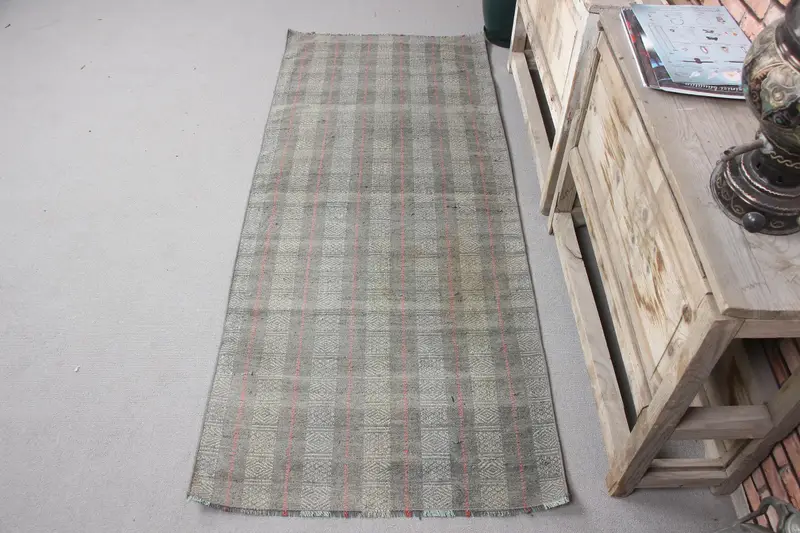 2,5x6,1 ft Green Patchwork Rug, Vibrant Red Accents