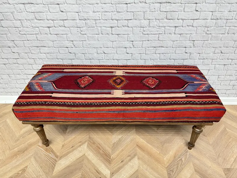 Juego de sofás modulares con diseño inspirado en Kilim, otomana roja y negra
