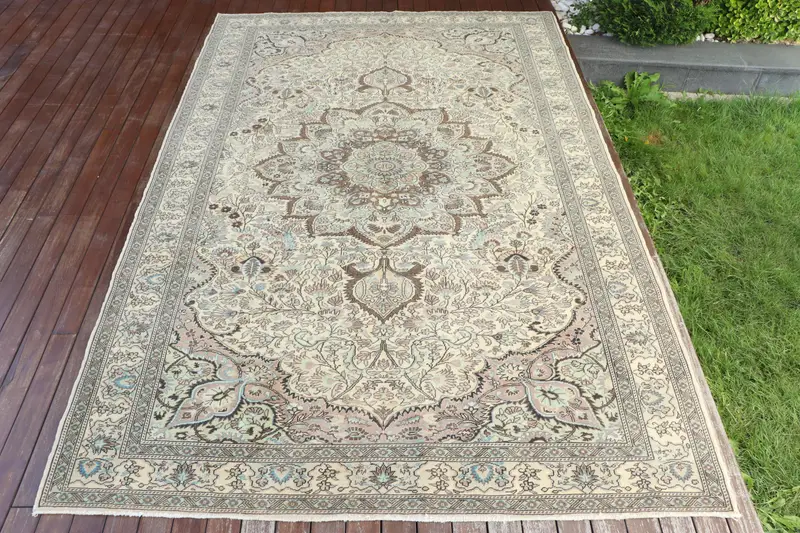 El Yapımı Bej ve Yeşil Halı, 5,4x9,7 ft Soyut Tasarım