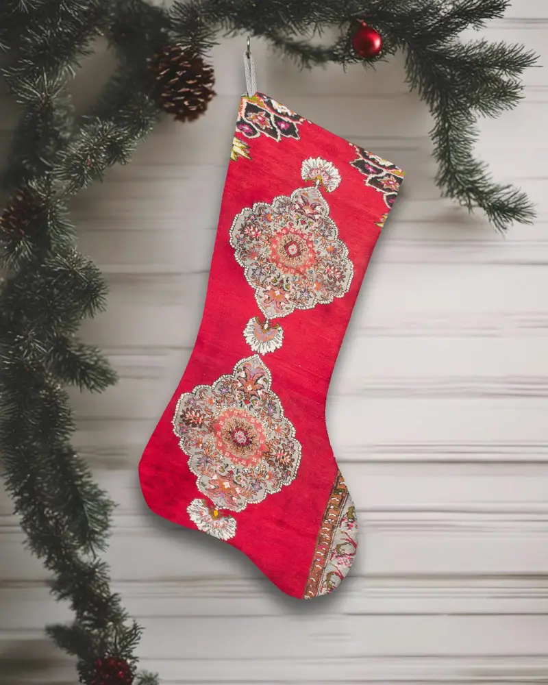 Medias navideñas rojas festivas con adornos grises, acogedora decoración navideña