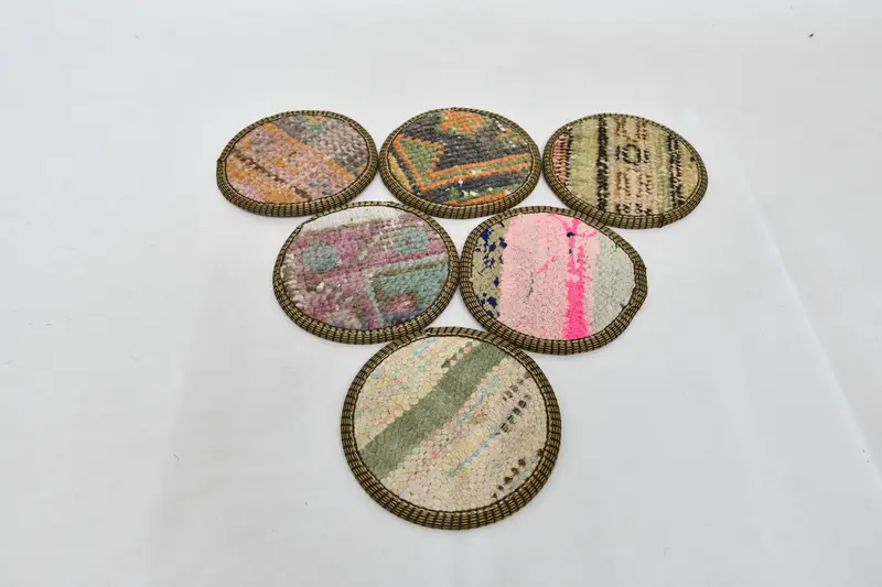 Posavasos elegantes en color beige y rosa, posavasos redondos duraderos y elegantes.