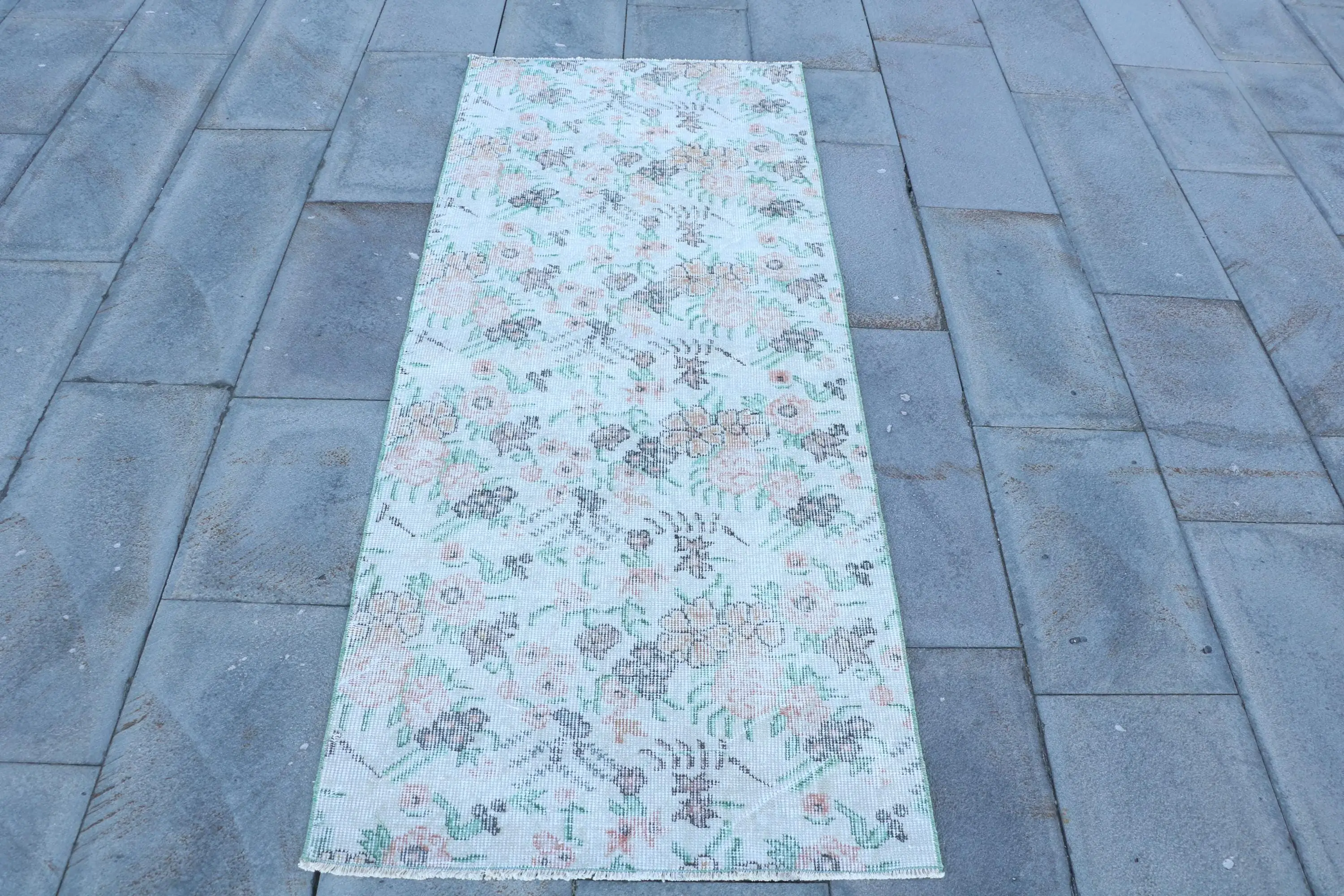 Türk Vintage Halı 2.5x6.1 ft, Beyaz Vurgulu Çiçekli Yün Halı - 1