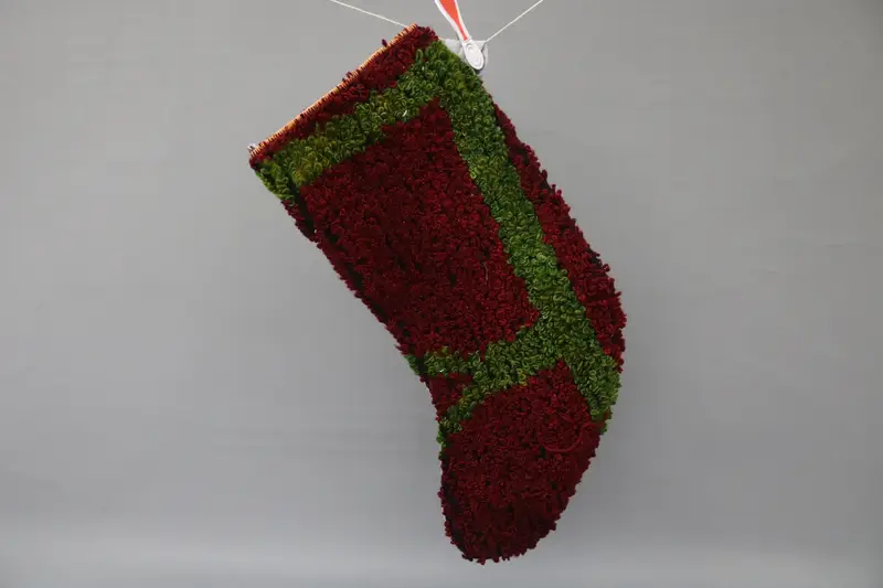 Yeşil Süslemeli Kırmızı Noel Çorabı, Şenlikli Tatil Dekoru
