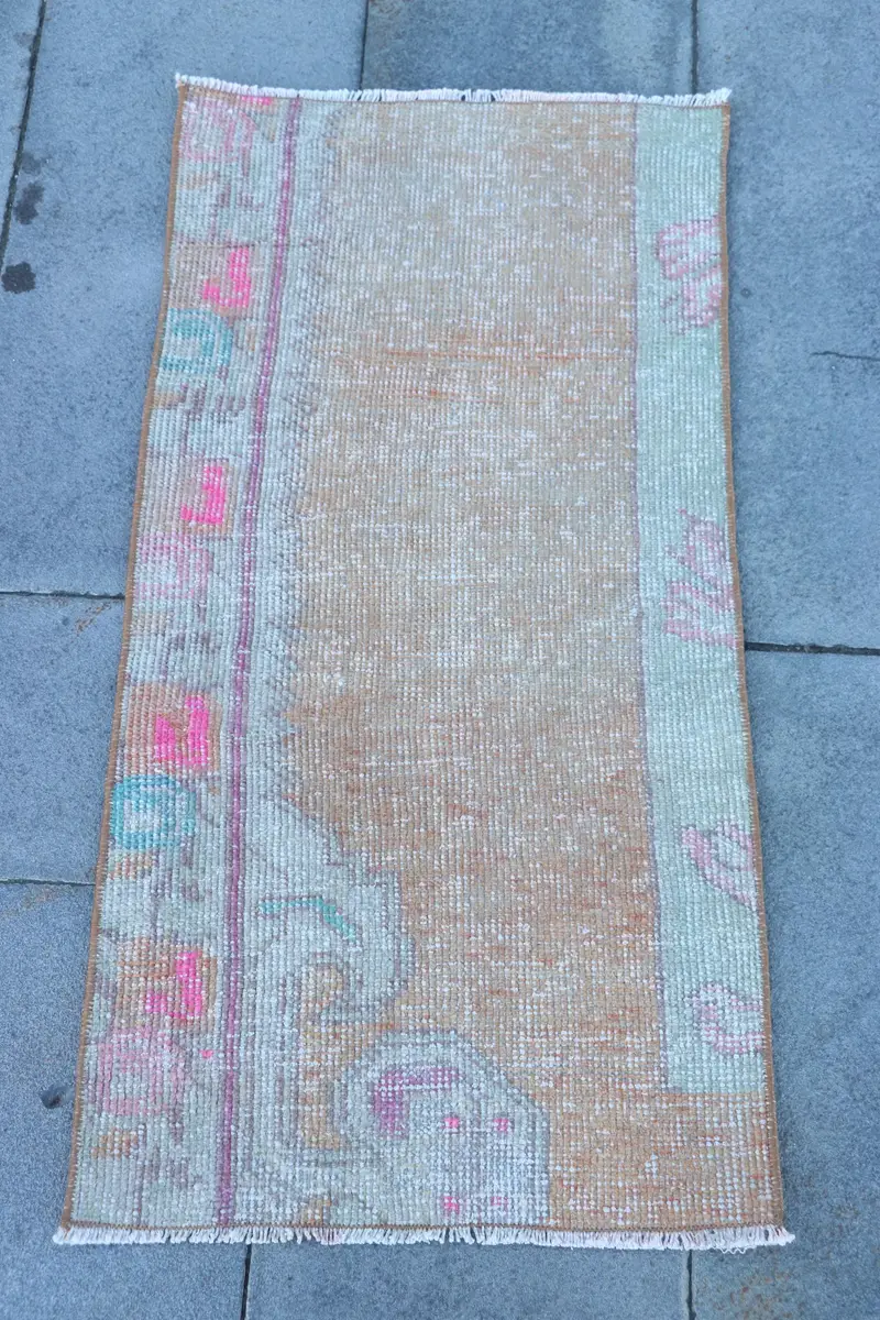 Brauner marokkanischer Teppich, 1,6 x 3,2 Fuß mit rosa Akzenten