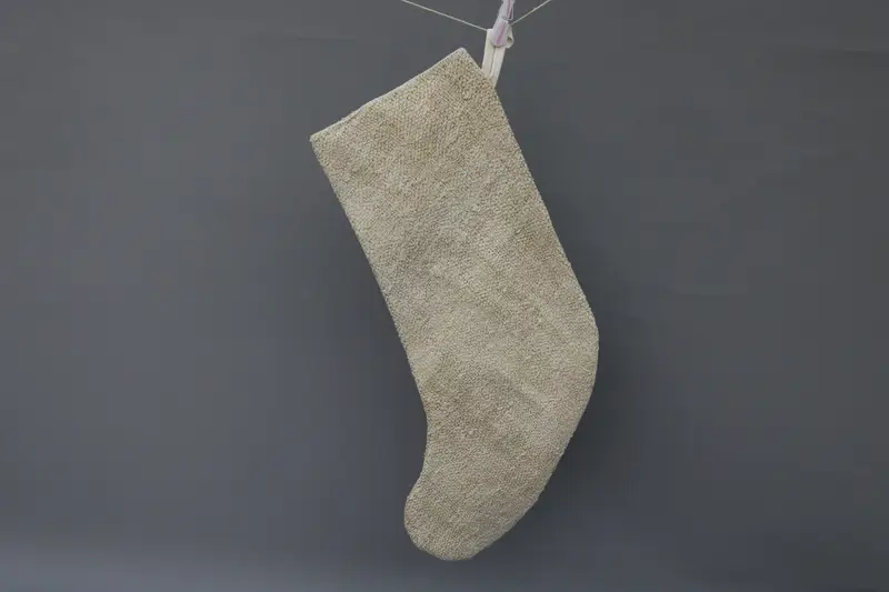 Beigefarbener Weihnachtsstrumpf, 22,9 cm breit mit Ornamentmuster