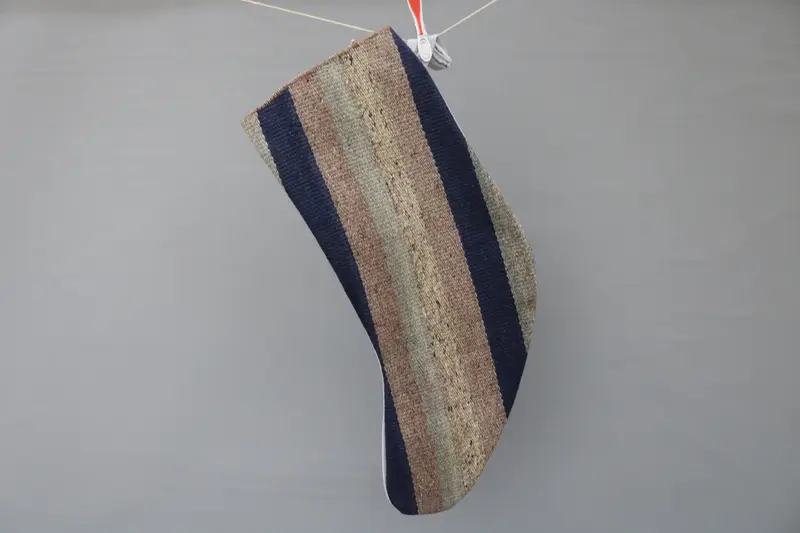 Calcetín navideño con adornos de bronce, calcetín festivo marrón de 9 pulgadas