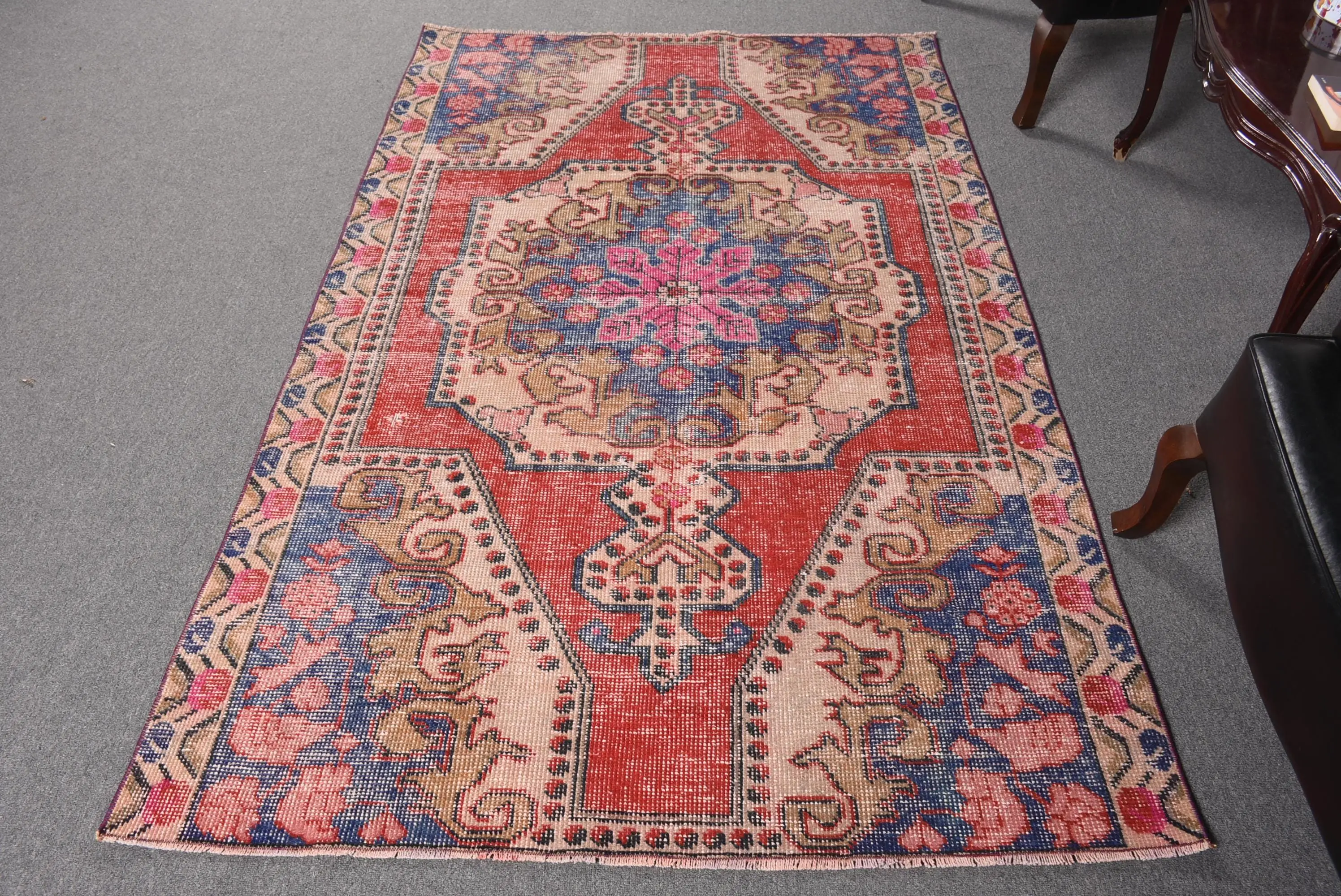 Vintage 4,3x6,8 ft großer Teppich, türkischer Teppich, roter Blumenteppich - 1