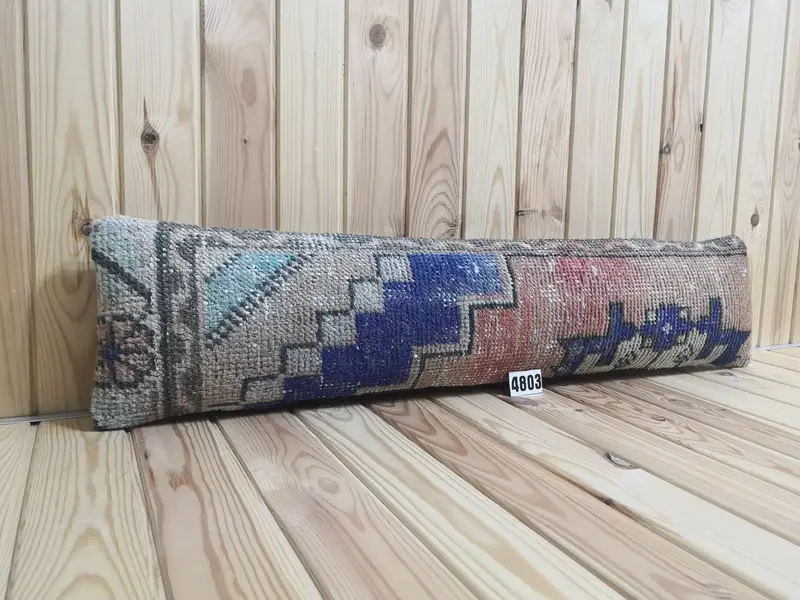 Handgefertigtes besticktes blaues und rotes Wurfkissen, geometrisches Wollkissen