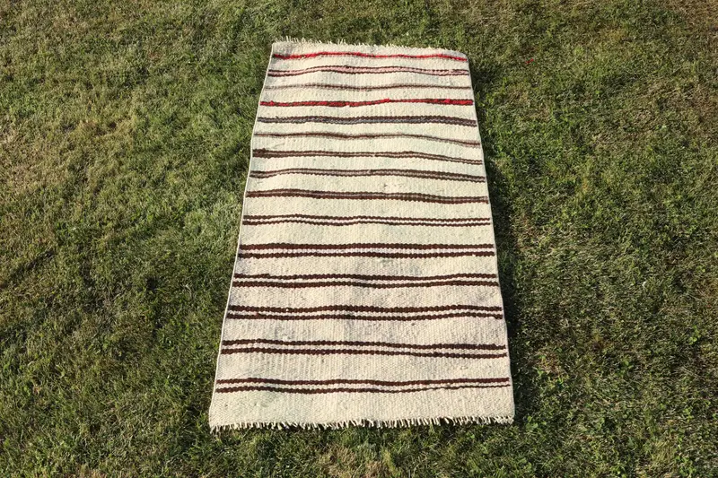 Vintage Türk Halısı, 2.3x5.6 ft Kilim Halı, Beyaz Kahverengi Hayvan Baskı Yün Halı - 1