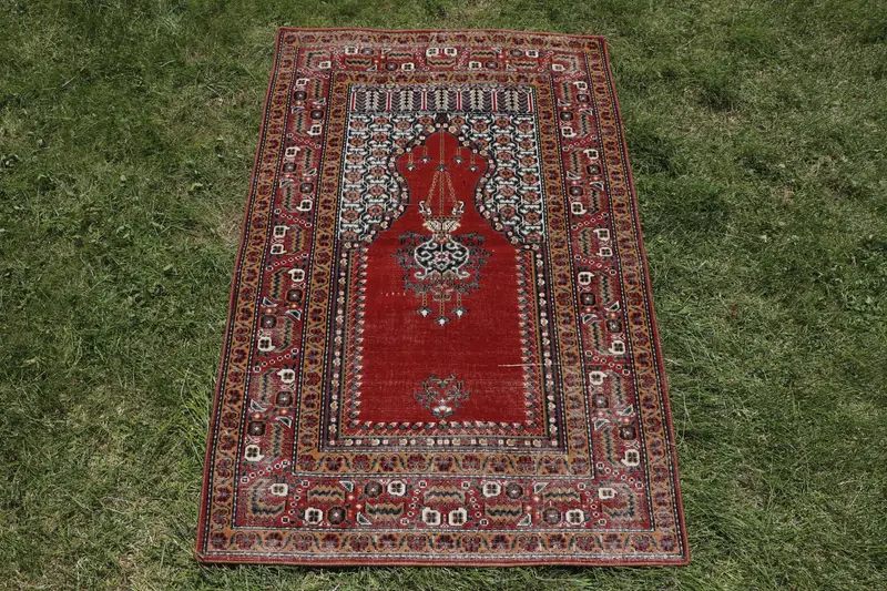 Roter geometrischer Teppich, 2,5 x 3,9 Fuß mit schwarzen Blumenmotiven