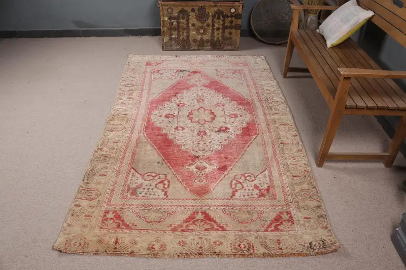 エレガントなベージュのイカットラグ、4.5x7.5フィート、レッドアクセント付き