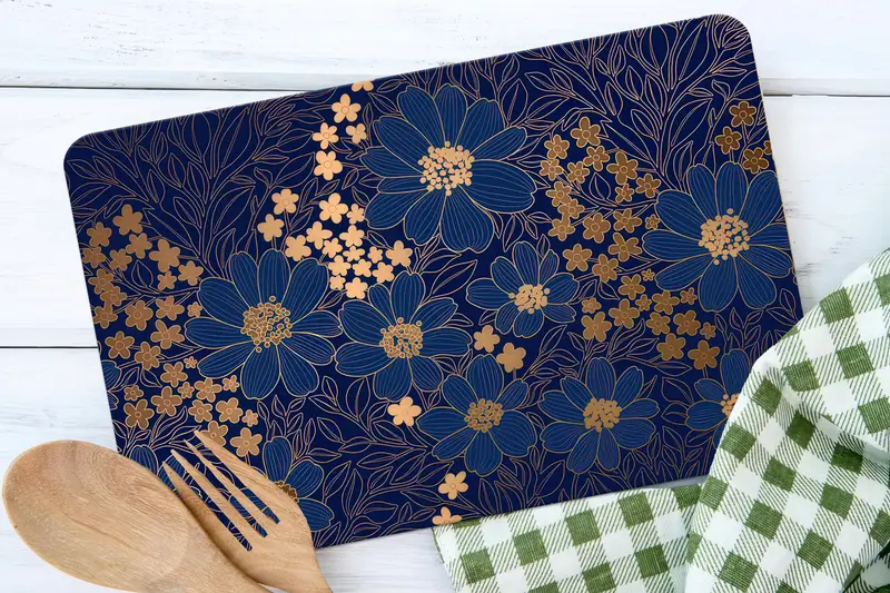 ブルーとゴールドの花が描かれたモダンなパターンのガラスカッティングボード