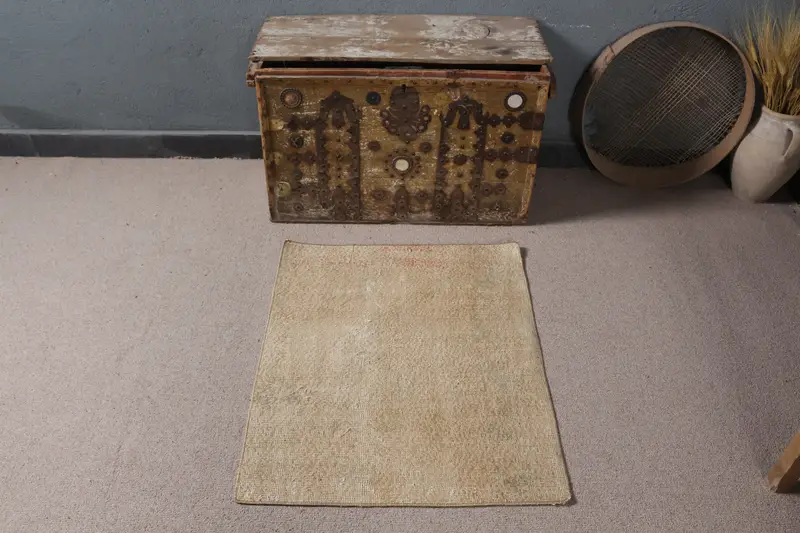 Elegant Beige Persian Rug, 2,3x2,9 ft Chic Decor