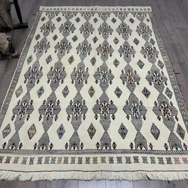 Zarif Bej ve Siyah İkat Halı, 5,5x7,9 ft Şık Dekor