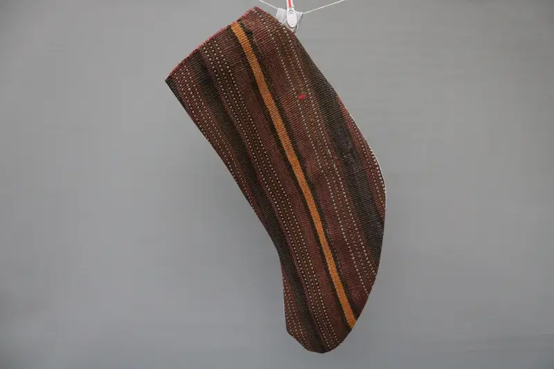 Kahverengi ve Siyah Noel Süsleri Çorabı, Şenlikli Tatil Dekoru