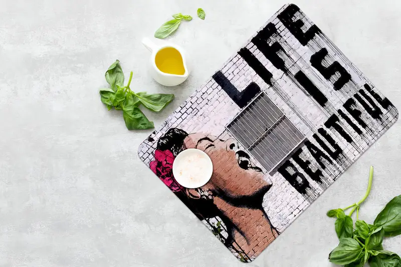 強化された安全性とモダンなデザインを備えたアートからインスピレーションを得たガラスまな板