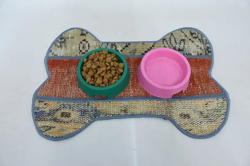 赤とベージュのボヘミアン ウール ラウンド プレースマット、伝統的なスタイルのプレースマット