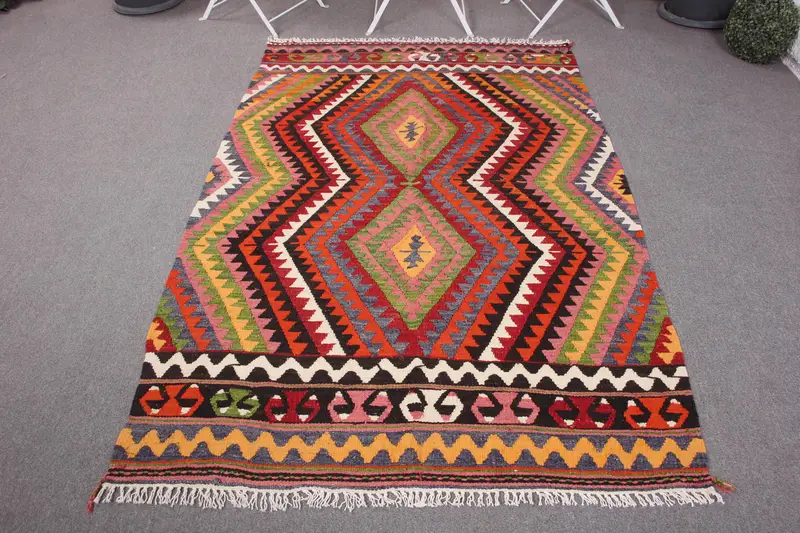 手作りのレッド&グリーンラグ、4.1x6.4フィートストライプ幾何学模様