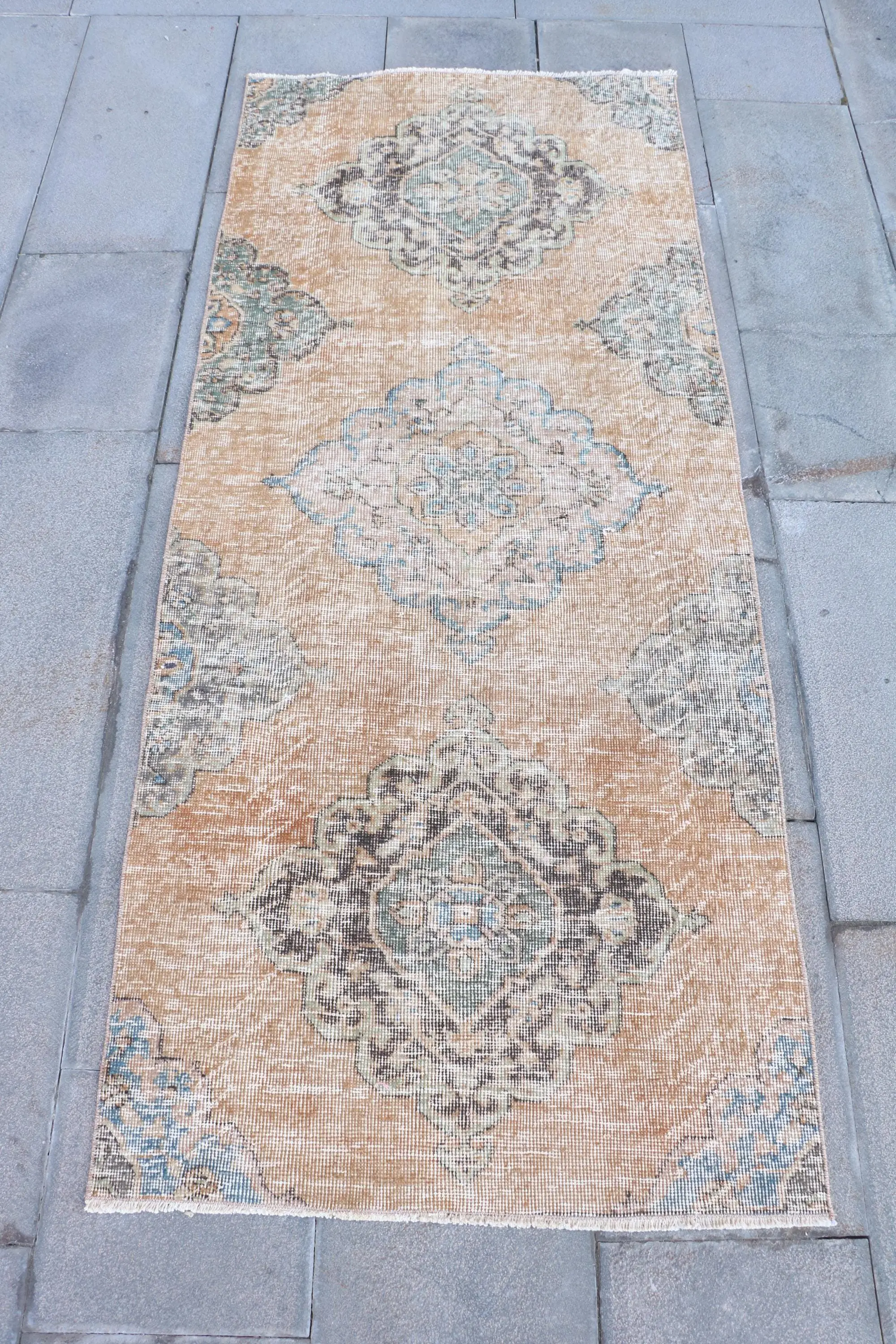 Türkischer Vintage-Teppich 2,7 x 6,4 Fuß (81 x 194 cm), brauner Tarnteppich - 1