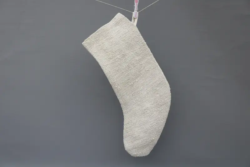 Medias navideñas beige con adornos blancos, decoración festiva