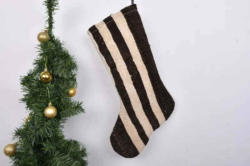 Şenlikli Noel Süsleri Deseni, 7 İnç Genişliğinde Noel Çorabı