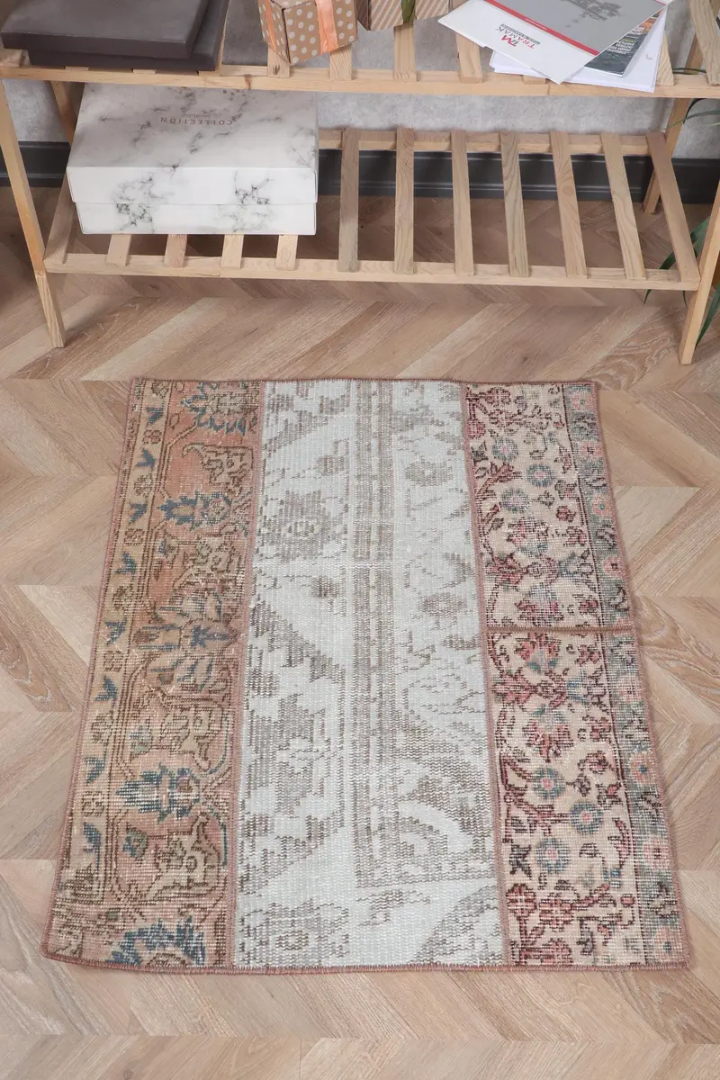 Orange-grüner Teppich mit Tiermotiv, 2,4 x 2,9 Fuß