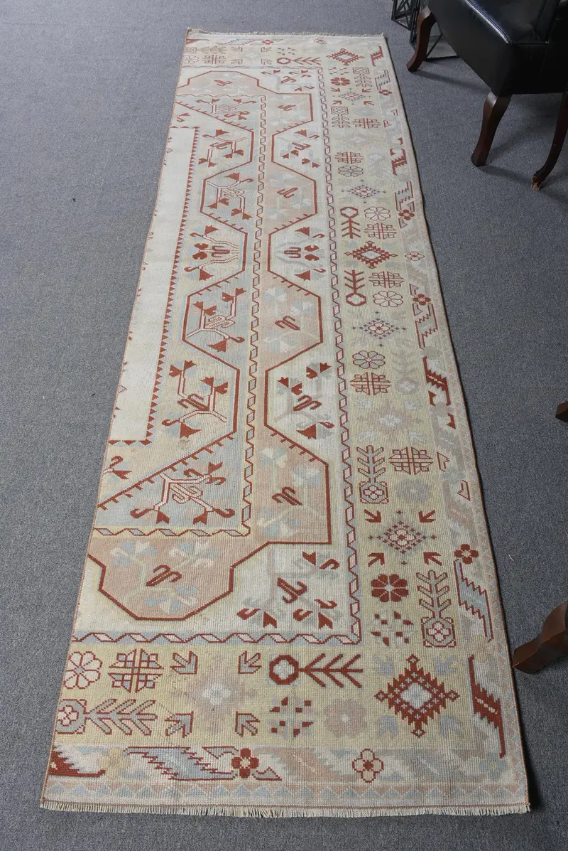 Handgefertigter beiger Teppich mit roten Akzenten, 2,9 x 9,7 Fuß