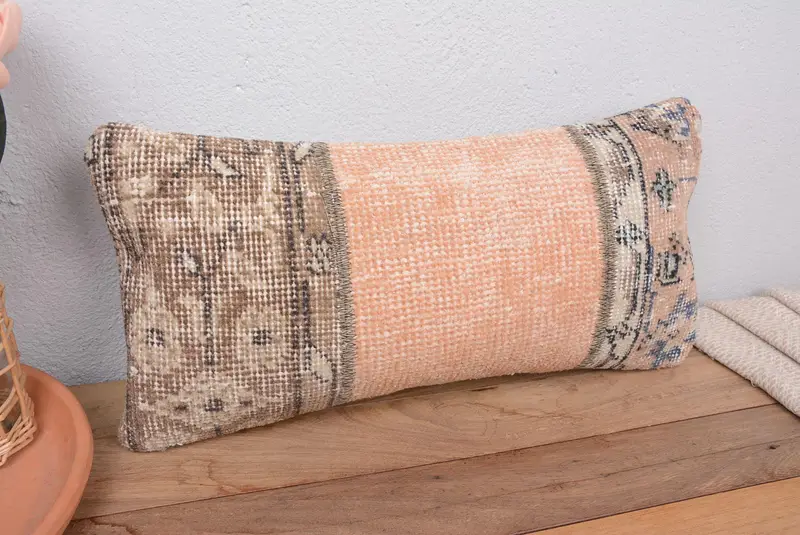 Besticktes Patchwork-Kissen in Orange und Braun, handgefertigtes rechteckiges Wurfkissen