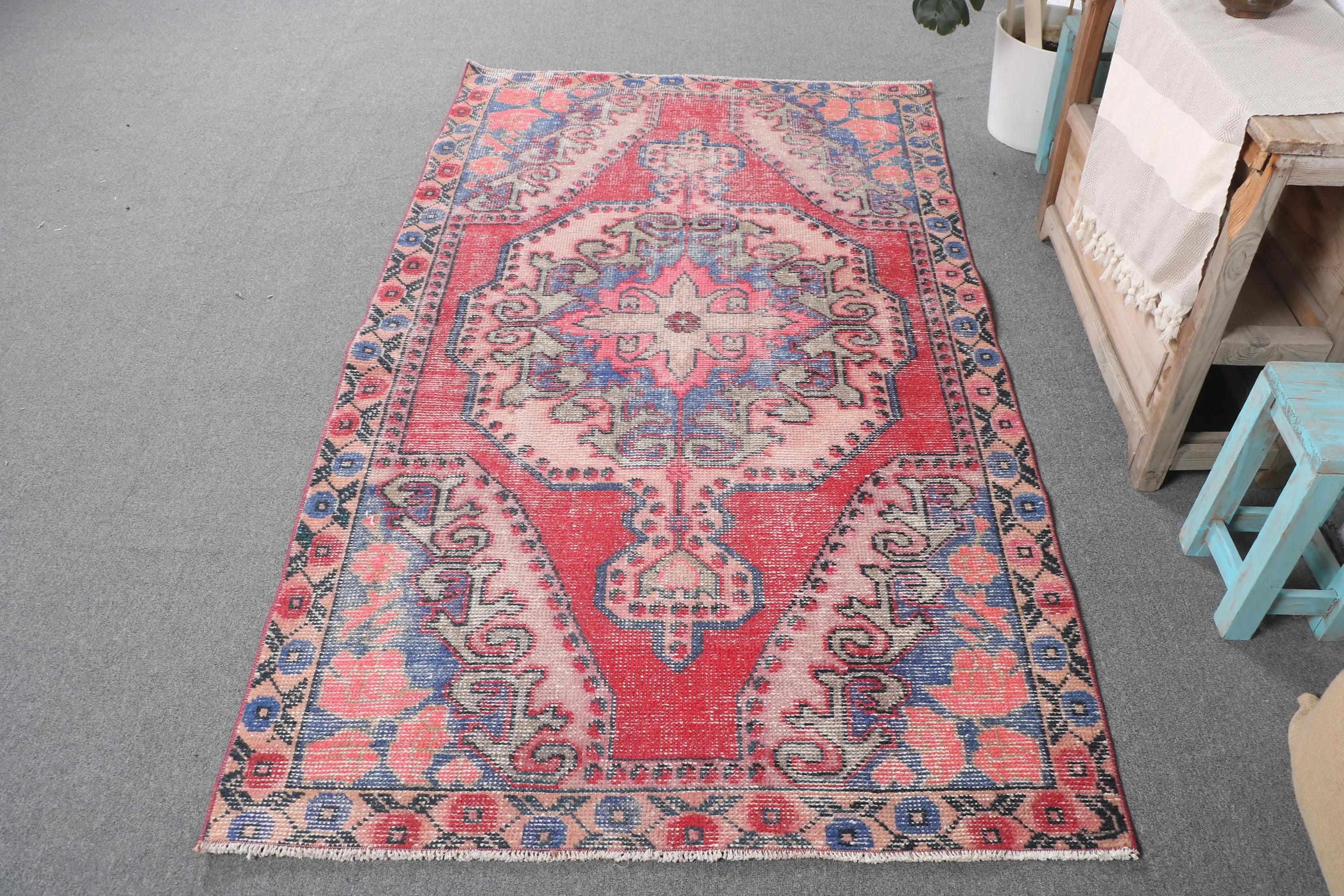 Türkischer Vintage-Teppich, 118 x 209 cm, roter Tarnteppich - 1