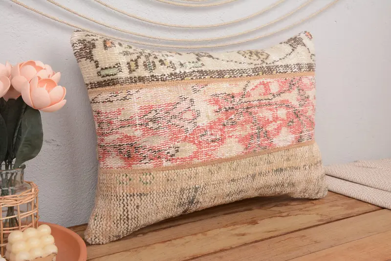 Beige & rotes Patchwork-Wurfkissen, handgefertigtes besticktes Kissen