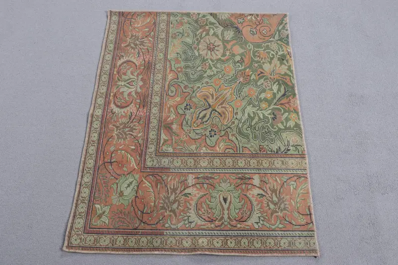 2,4x3,2 ft Green Rug with Floral and Geometric Patterns