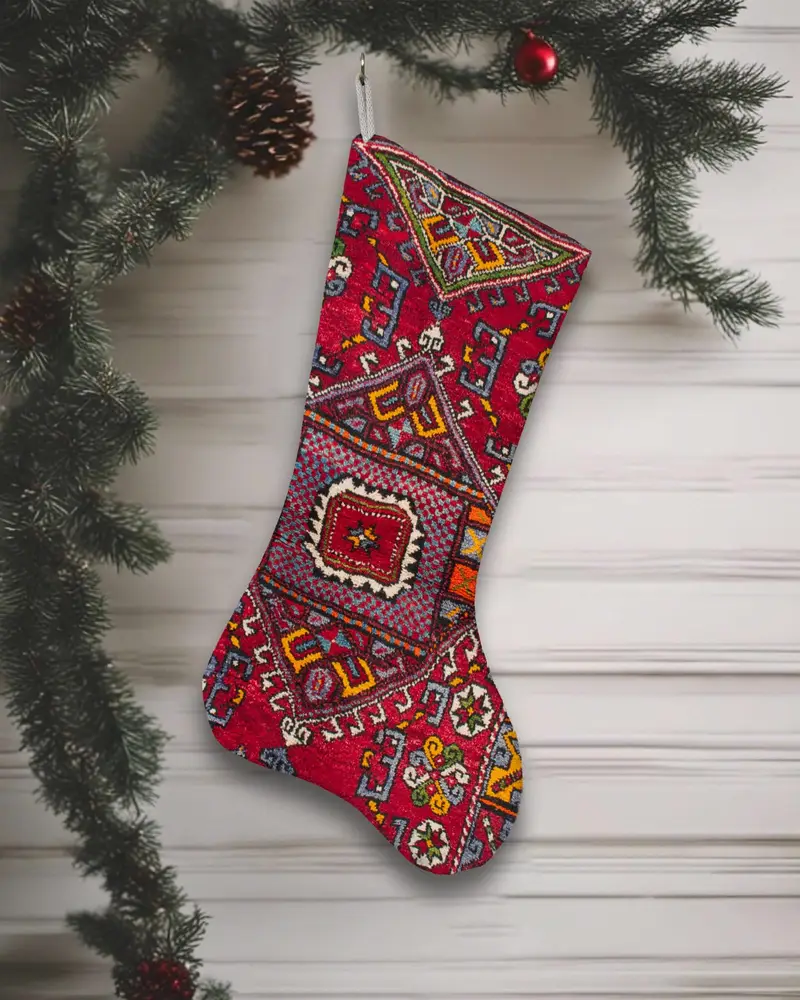 Medias festivas de adornos navideños rojos y morados, acogedora decoración navideña