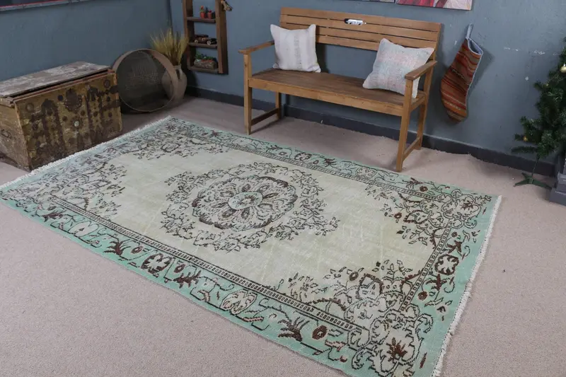 エレガントなベージュのモロッコ風ラグ、5.3x8.6フィート、グリーンアクセント付き