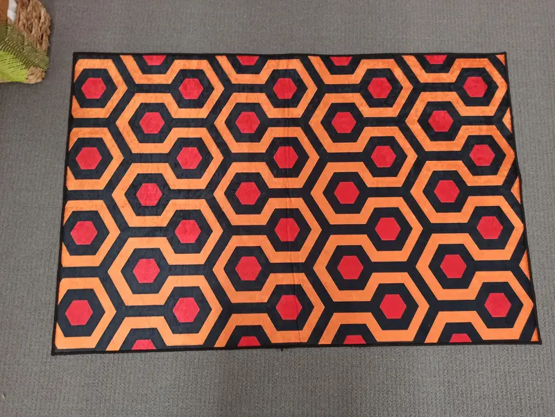 Glänzender, trendiger, geometrisch bedruckter Teppich in Rot und Orange