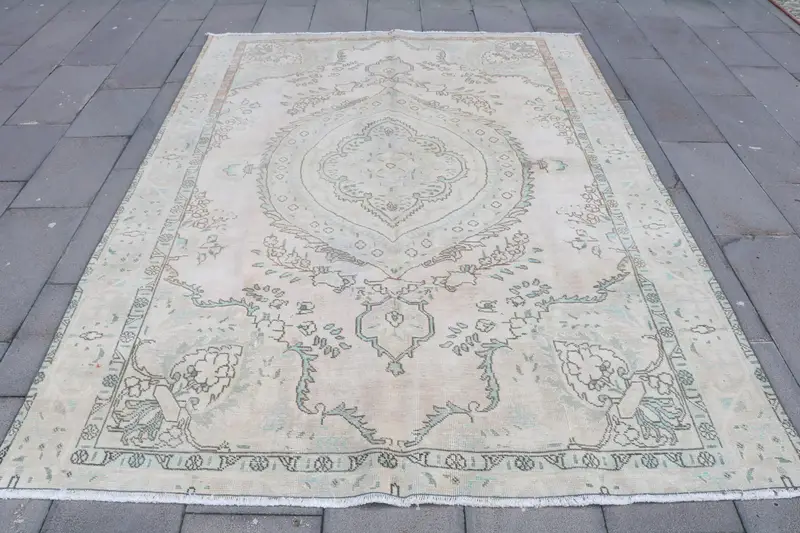 Türkischer großer Teppich, 6,3 x 8,6 Fuß Vintage-Teppich, weißer Oushak-Wollteppich - 1
