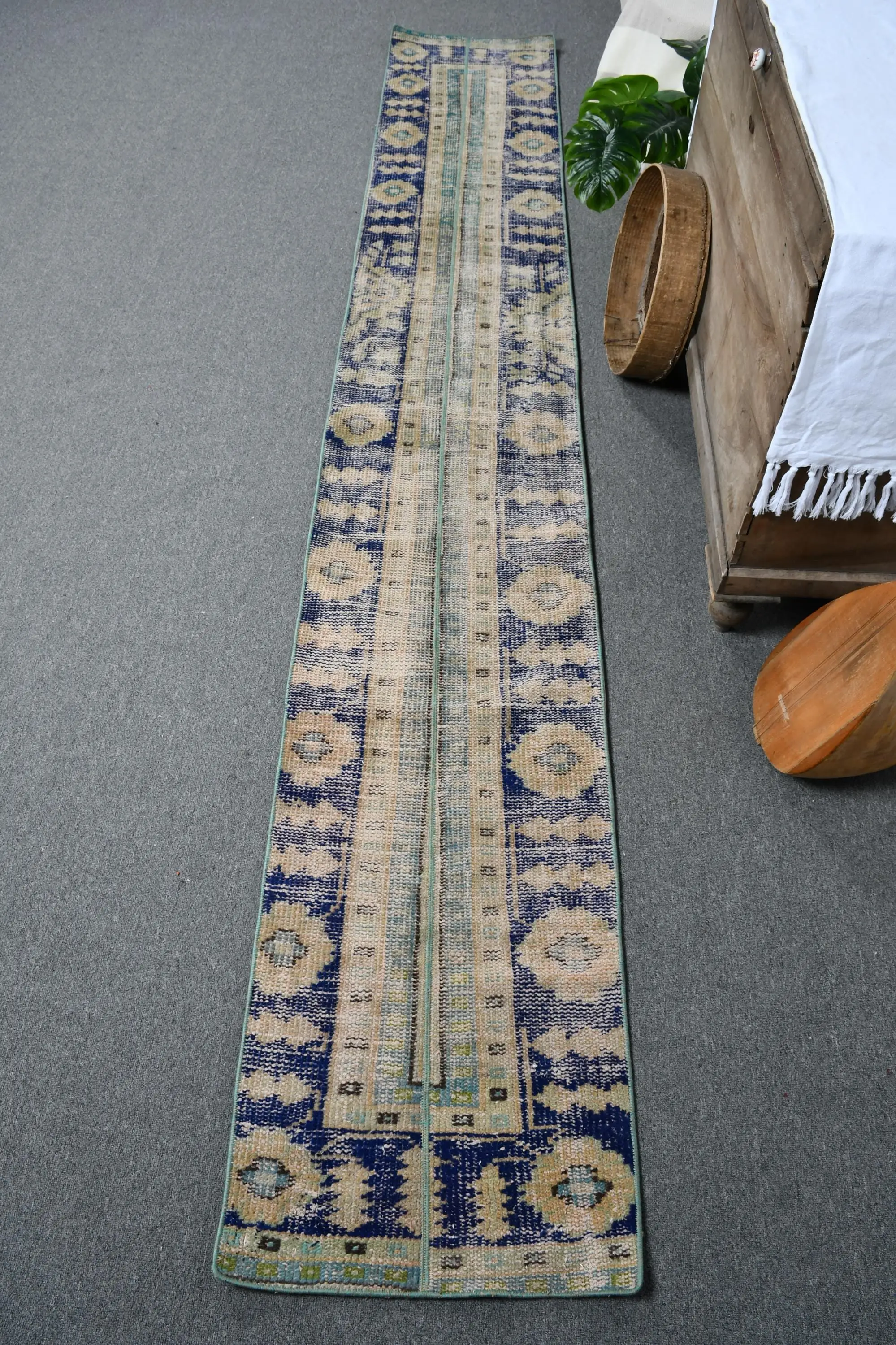 Blauer Ikat-Teppich, 1,6 x 10,6 Fuß mit grünen Akzenten - 1