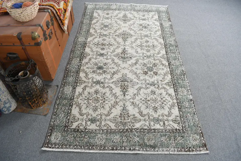 Eleganter Ikat-Teppich in Beige und Grün, 3,7 x 6,7 Fuß