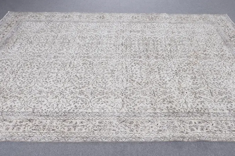 Elegant Beige Floral Rug, 6.4x9.9 ft Beige & Brown