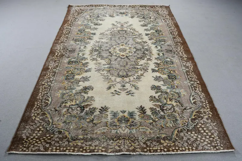 Großer türkischer Vintage-Teppich 5,5 x 8,3 Fuß, braun-blau umrandeter Wollteppich - 1