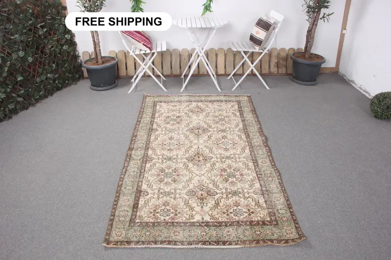 Elegante alfombra beige con detalles en verde, diseño abstracto 108x201 cm