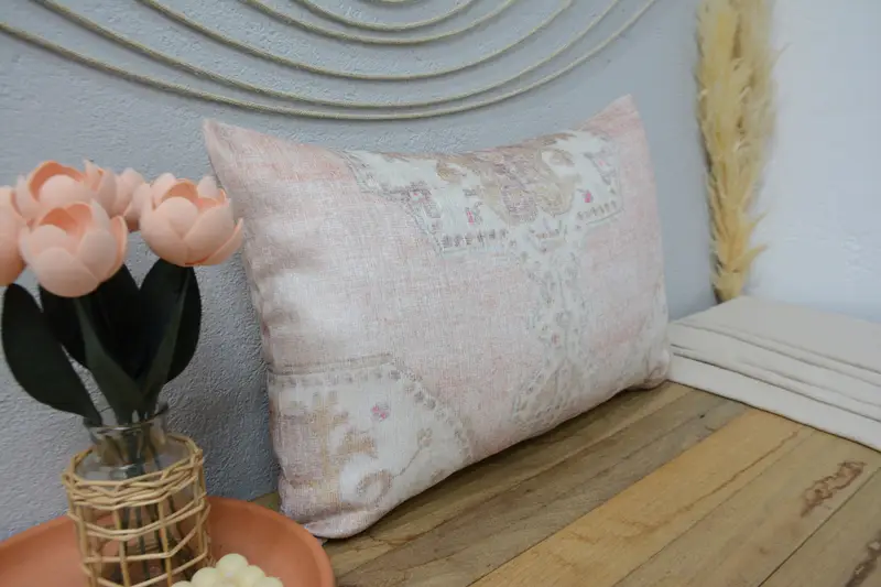 Gesticktes Ikat-Wurfkissen, vielseitiges Kissen in Beige und Weiß