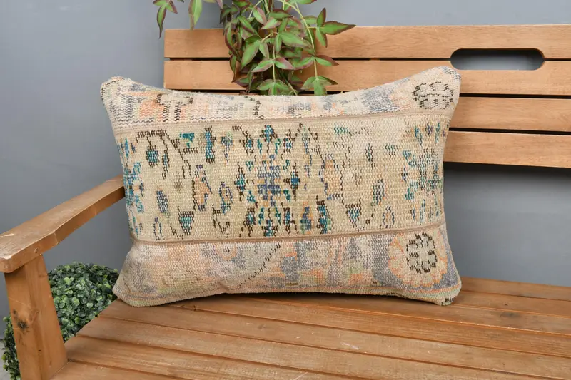 Almohada patchwork beige y verde, almohada de tiro bordada 16x24