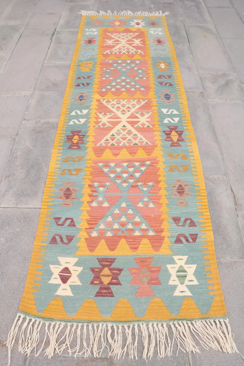 Grüner und gelber Teppich, 2,7 x 9,3 Fuß großes botanisches Design