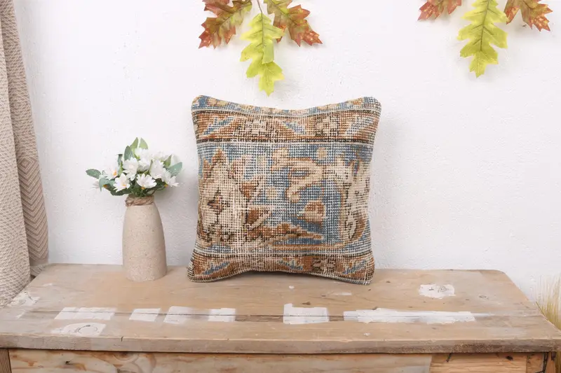 Grünes und braunes Blumen-Leinen-Wurfkissen, Vintage-gesticktes Kissen