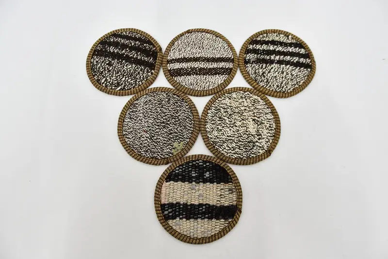 Llamativos posavasos a rayas blancas y negras, elegante juego de posavasos Kilim