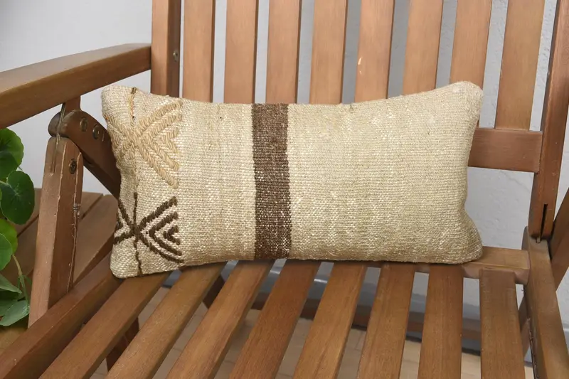 Geometrisches Beige & Braunes Kissen, 8x16 handgemachtes Wurfkissen