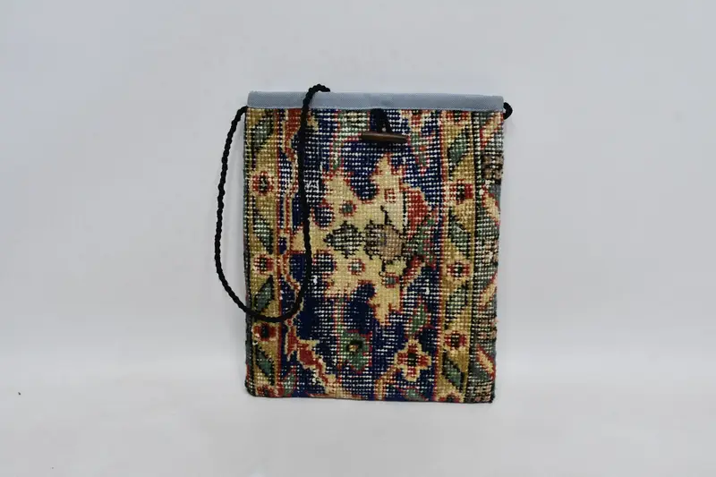 Ayarlanabilir Askılı, Vintage Motifli, Düğmeli Yün Kilim Çanta