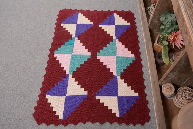 手作りのパープルラグ、2.7x3.7フィートの抽象的なデザイン