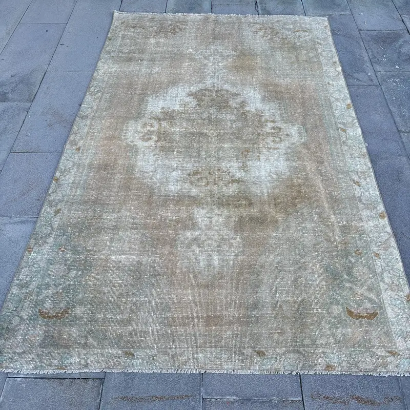 Elegant Beige Rug, Polka Dot Design 4,5x7,3 ft