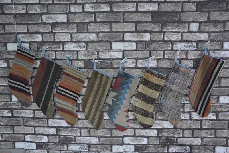 Şenlikli Noel Süsleri Deseni, 9 İnç Geniş Tatil Çorabı